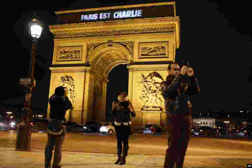 Du khách chụp hình Khải Hoàn Môn với thông điệp đoàn kết &#39;Paris là Charlie&#39;, ngày 9/1/2015.