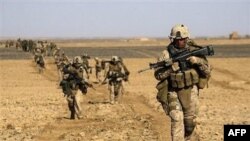 Binh sĩ NATO trong một cuộc hành quân ở miền nam Afghanistan