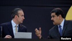 Tổng thống Venezuela Nicola Maduro đang trao đổi với phó Tổng thống Tareck El Aissami 