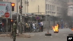 Dân chúng đốt lốp xe ủng hộ vụ nổi loạn ở Bamako, Mali, ngày 22/3/2012