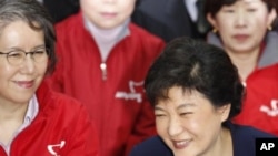 Park Geun-hye (phải), lãnh đạo lâm thời của Đảng Biên Cương Mới, và các đảng viên tại trụ sở đảng ở Seoul, 11/4/2012