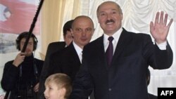 Phe đối lập nói ông Lukashenko gian lận trong cuộc bầu cử, tuy nhiên phái đoàn quan sát CIS tuyên bố rằng cuộc đầu phiếu diễn ra hợp pháp.