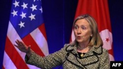 Ngoại trưởng Hoa Kỳ Hillary Clinton đọc diễn văn trước các nhà lãnh đạo doanh nghiệp ở Hồng Kông.