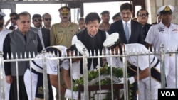 عمران خان قائد اعظم کے مزار پر پھولوں کی چادر چڑھاتے ہوئے