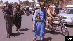 Những chiến binh Taliban tuần tra trên đường phố ở Herat, ngày 14 tháng 8, 2021.