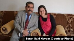 Sarah Said Haydar, 16 tuổi, với cha cô trước khi bị Nhà nước Hồi giáo bắt đi vào cuối tháng 8 năm 2014. 