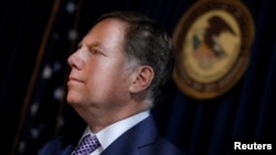 Công tố viên Hoa Kỳ Geoffrey Berman, lãnh đạo văn phòng công tố đầy quyền lực ở Manhattan, từng khởi tố các vụ án khủng bố, tội phạm tài chính Phố Wall và tham nhũng chính phủ thu hút nhiều sự chú ý.