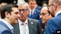 Thủ tướng Hy Lạp Alexis Tsipras nói chuyện Chủ tịch Ủy hội Châu Âu Jean-Claude Juncker, Tổng thống Pháp Francois Hollande và Thủ tướng Bỉ Charles Michel trong cuộc họp tại Brussels, ngày 12/7/2015.