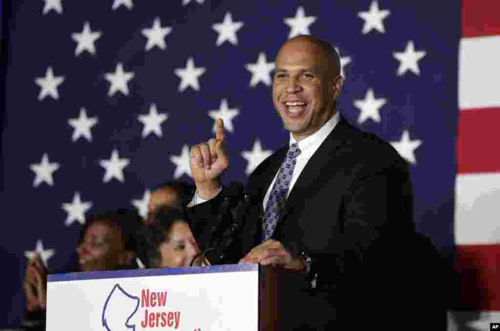 Thượng nghị sĩ Cory Booker của đảng dân chủ phát biểu với người ủng hộ sau khi chiến thắng tại Newark, New Jersey, ngày 4/11/2014. 