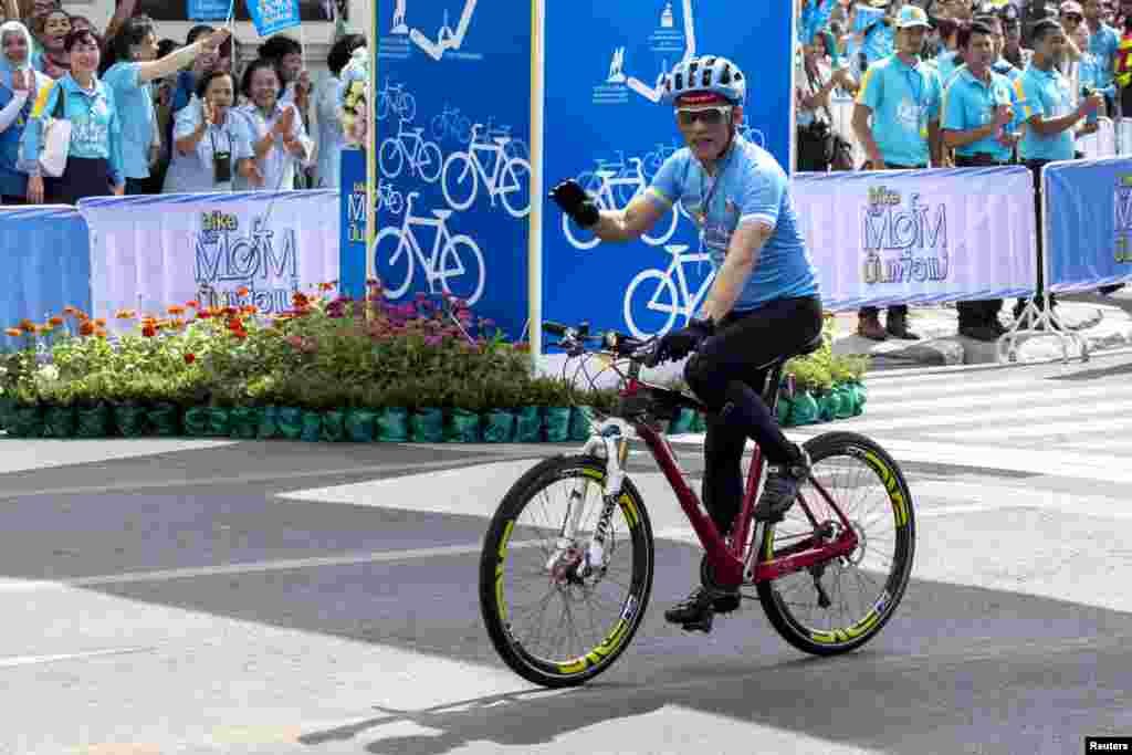 Thái tử Maha Vajiralongkorn dẫn đầu đoàn xe đạp chạy qua khu phố lịch sử của thủ đô Bangkok trong sự kiện tôn vinh Hoàng hậu Sirikit, 83 tuổi.