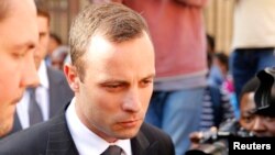 Oscar Pistorius rời khỏi Tòa án tối cao ở Pretoria, ngày 10/4/2014.