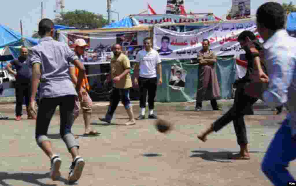 Một trận bóng đá đường phố tại trại Raba al Adaweya , Cairo, 12 tháng 8, 2013. (E. Arrott / VOA)