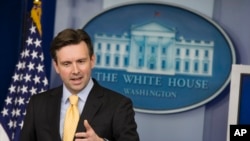 Phát ngôn viên Tòa Bạch Ốc Josh Earnest nói rằng chính quyền hy vọng sẽ thắng trong vụ kháng án vì có một nền tảng pháp lý vững chắc để tổng thống thực hiện những bước cải tổ hệ thống nhập cư bất cập hiện nay