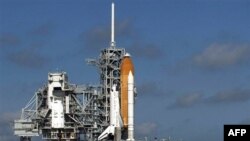 Phi thuyền con thoi Discovery trên giàn phóng ở Mũi Canaveral, bang Florida