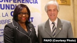 Giám đốc Tổ chức Y tế Liên Mỹ (PAHO) Carissa Etienne, trái, và Tổng thống Uruguay Tabare Vazquez.