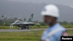 Môt chiến đấu cơ F-16 đáp xuống căn cứ không quân Raden Sadjad trên đảo Natuna, thuộc quần đảo Riau của Indonesia hôm 7/1/2020. Antara Foto/M Risyal Hidayat/ via REUTERS 