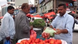 پاکستان میں مہنگائی؛ 'ایک کلو سامان خریدنے والا آدھا کلو پر آ گیا ہے'