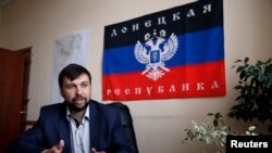 Một thủ lãnh phe nổi dậy ở miền đông Ukraine, Denis Pushilin họp báo ở Donetsk, 12/5/14