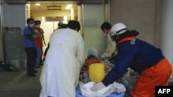 Một phụ nữ được đưa vào bệnh viện Ishinomaki Red Cross Hospital ở Ishinomaki, miền bắc Nhật Bản, ngày 20/3/2011