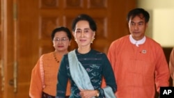 Lãnh tụ dân chủ Myanmar, bà Aung San Suu Kyi, đến tòa nhà quốc hội Myanmar ở Naypyitaw, Myanmar.