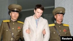 Otto Warmbier (giữa), một sinh viên Đại học Virginia bị giam giữ ở Bắc Hàn trong một bị áp giải ra tòa ở Bình Nhưỡng. Cái chết của anh đã gây phẫn nộ trong công chúng Mỹ nhưng Tổng thống Trump nói nó 'không vô ích.'