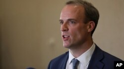 Bộ trưởng Ngoại giao Anh Dominic Raab họp báo hồi tháng 1/2021.