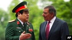 Bộ trưởng Quốc phòng Hoa Kỳ Leon Panetta, phải, nói chuyện với Bộ trưởng Quốc phòng Việt Nam Phùng Quang Thanh trong 1 buổi lễ tại Bộ Quốc phòng ở Hà Nội, Việt Nam Thứ Hai 4/6/2012