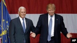 Thống đốc bang Indiana Mike Pence tham gia cùng ứng cử viên tổng thống Đảng Cộng hòa Donald Trump trong một buổi mít tinh ở Westfield, Indiana, ngày 12 tháng 7 năm 2016. 