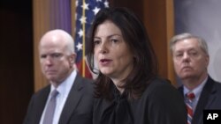 Các thượng nghị sĩ: Kelly Ayotte (giữa), John McCain (trái) và Lindsey Graham trong cuộc họp báo liên quan đến vấn đề Iran ở Washington ngày 21/1/2016.