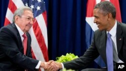 Tổng thống Barack Obama (phải) và Chủ tịch Raul Castro bắt tay nhau trước cuộc họp của LHQ tại New York, ngày 29/9/2015. 