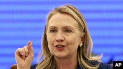 Ngoại trưởng Clinton cũng kêu gọi chính quyền Bangladesh nghiêm túc điều tra những vụ mất tích của các nhà hoạt động đối lập