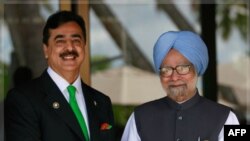 Thủ tướng Ấn Ðộ Manmohan Singh (phải) và Thủ tướng Pakitan Yusuf Raza Gilani tại hội nghị thượng đỉnh SAARC